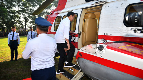 Presiden Joko Widodo menaiki helikopter saat  kunjungan kerja ke Provinsi Lampung, 12 Juli 2024. Foto: Vico/Biro Pers Sekretariat Presiden