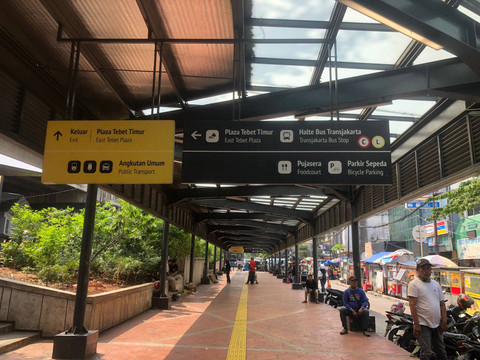 Suasana stasiun Tebet, Kecematan Tebet, Jakarta Selatan, pada Jumat (12/7/2024). Foto: Robby Bouceu/kumparan