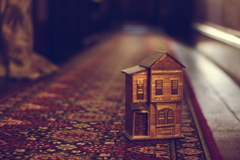 Miniatur Rumah Termasuk Hasil Karya Seni Rupa Terapan dalam Bentuk Tiga Dimensi. Sumber Foto: Unsplash.com/edgeeffectmedia.com