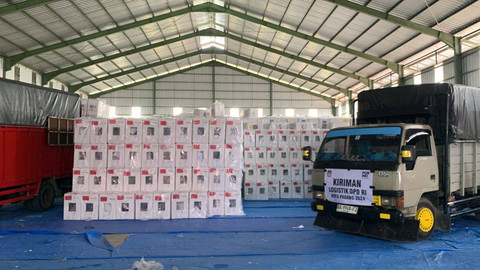 Suasana Gudang perlengkapan logistik untuk PSU Provinsi Sumatera Barat di Kota Padang, Jumat (12/7/2024). Foto: Luthfi Humam/kumparan