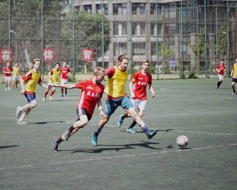 Ilustrasi Pertandingan Sepak Bola antara Dua Kesebelasan Menunjukkan Bentuk Hubungan Sosial. Foto: dok. Unsplash/Kuan Fang