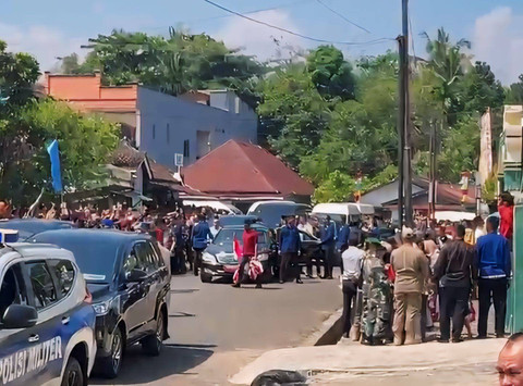 Suasana Presiden RI Joko Widodo bagikan paket sembako  di sekitar Masjid Al - Islah Kota Agung, Tanggamus | Foto : Eka Febriani / Lampung Geh