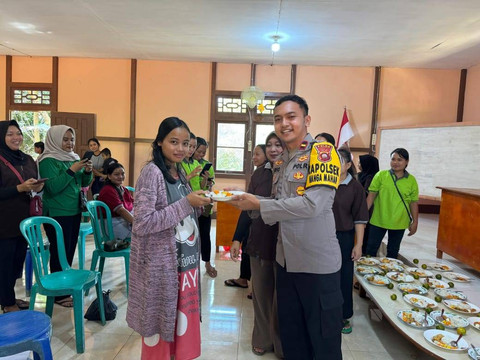 Kapolsek Nanga Mahap menyerahkan secara simbolis makanan bergizi seimbang. Foto: Dok. Polsek Nanga Mahap