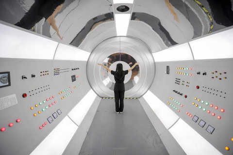 Pengunjung berada di sekitar instalasi Wonderlab Experience dari Genexyz di Mal Grand Indonesia, Jakarta, Jumat (12/7/2024). Foto: Jamal Ramadhan/kumparan