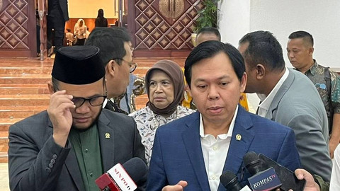 Wakil Ketua III DPD RI Periode 2019-2024 Sultan Bachtiar Najamudin (kanan). Foto: Haya Syahira/kumparan