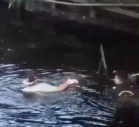 Personel Polres Kubu Raya saat melakukan evakuasi mayat di parit di Jalan Sungai Raya Dalam Pontianak. Foto: Dok. Polres Kubu Raya