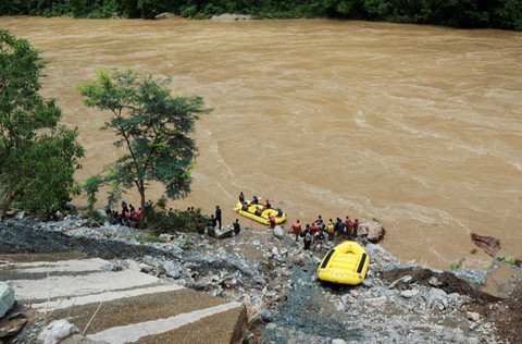 Tim penyelamat mencari 51 penumpang bus yang hilang setelah tanah longsor menyapu bus-bus yang mereka tumpangi masuk ke sungai Trishuli di Simaltar, Nepal, Jumat (12/7/2024). Foto: STR/ REUTERS