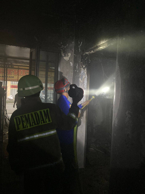 Petugas pemadam kebakaran saat memadamkan api yang diduga korsleting pada Panel listrik Kantor Plaza Pos, Jalan Kota Raja, Gunung Sari, Enggal, Bandar Lampung hangus terbakar. | Foto: Dok Istimewa