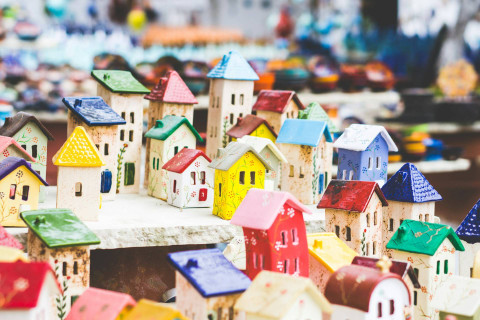 Miniatur Rumah Termasuk Hasil Karya Seni Rupa Terapan dalam Bentuk Tiga Dimensi. Sumber Unsplash John Moeses Bauan