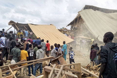 Gedung sekolah yang roboh di komunitas Busa Buji, negara bagian Plateau, Nigeria, Jumat (12/7/2024). Foto: Joshua Inusa/REUTERS