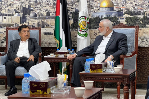 Ketua DMI sekaligus Wapres ke-10 dan 12 RI Jusuf Kalla bertemu Pemimpin Tertinggi Hamas Ismail Haniye. Foto: Tim Media Jusuf Kalla