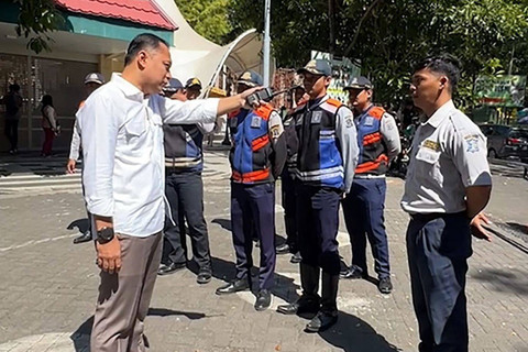 Wali Kota Surabaya, Eri Cahyadi saat melakukan sidak dan menemukan juru parkir liar di Jalan Setail, sekitar Kebun Binatang Surabaya (KBS), Jumat (12/7/2024). Foto: Humas Pemkot Surabaya