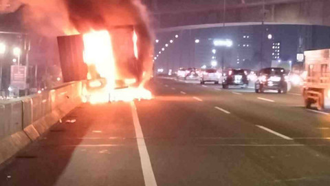 Sebuah truk terbakar di  Tol Jorr KM 22.400, Jumat (12/7/2024) malam. Foto: Dok. Istimewa