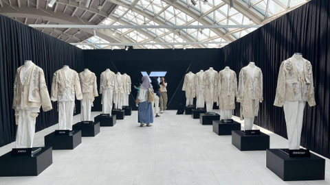 Kostum-kostum yang digunakan para member SEVENTEEN yang ada di SEVENTEEN Exhibition 'Follow Fellow in Jakarta' di City Hall Pondok Indah Mall 3. dok: Nada Meita/kumparan
