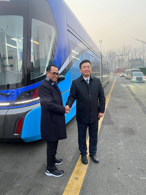 Menhub Budi Karya saat di China. Foto: Kemenhub