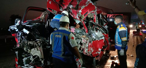 Kecelakaan minibus dan truk di Tol Boyolali-Semarang, Sabtu (13/7). Foto: Dok: Satlantas Polres Boyolali