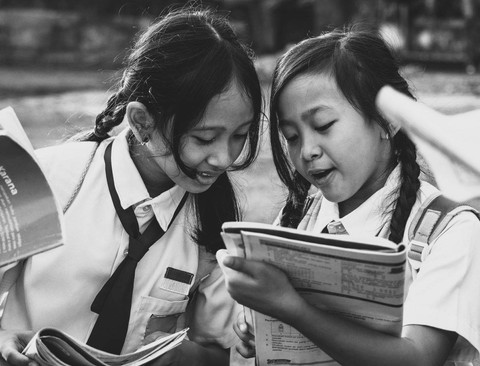 Belajar kelompok dengan memperhatikan catatan-catatan penting, sumber: Pexels.