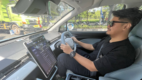 Posisi mengemudi mobil listrik Neta V-II, sayangnya setir fix, tidak ada pengaturan tilt maupun teleskopik.  Foto: Aditya Pratama Niagara/kumparan