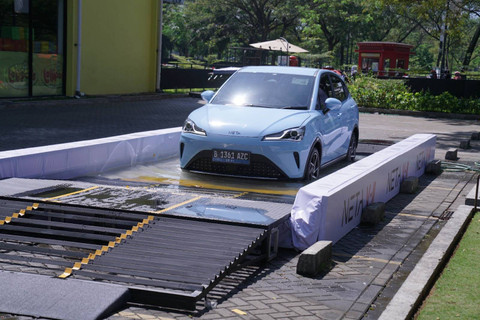 Test drive mobil listrik Neta V-II saat simulasi banjir. Foto: Aditya Pratama Niagara/kumparan