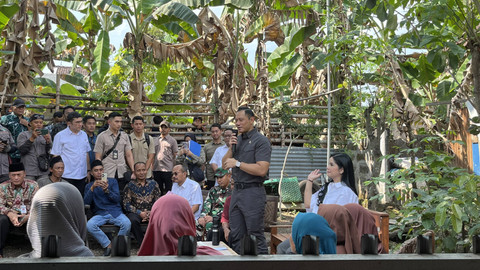 Menteri Agraria dan Tata Ruang/Kepala Badan Pertanahan Nasional (ATR/BPN), Agus Harimurti Yudhoyono (AHY) dan istri Annisa Pohan saat berdialog dengan warga di Desa Wonorejo, Semarang, Jawa Tengah, Sabtu (13/7/2024). Foto: Widya Islamiati/kumparan