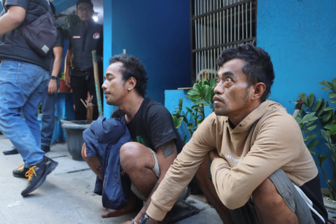 Polisi mengamankan sejumlah warga saat gerebek Kampung Bahari yang terkenal sebagai kampung pengedar narkoba di Jakarta Utara, Sabtu (13/7).  Foto: Dok. Istimewa
