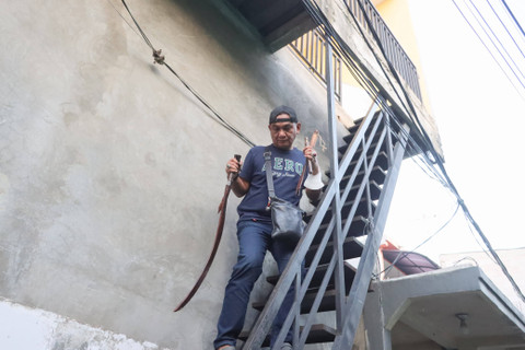 Polisi amankan senjata tajam saat gerebek Kampung Bahari yang terkenal sebagai kampung pengedar narkoba di Jakarta Utara, Sabtu (13/7).  Foto: Dok. Istimewa