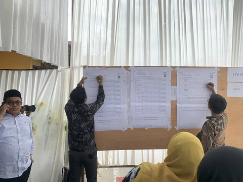 Suasana rekapitulasi suara PSU calon anggota DPD Sumbar di salah satu TPS di Kota Padang, Sumatera Barat, Sabtu (13/7/2024).  Foto: Luthfi Humam/kumparan