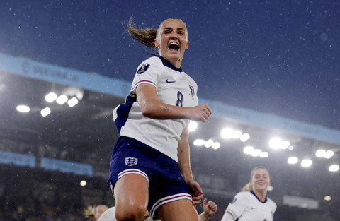 Pemain Inggris, Georgia Stanway, merayakan gol kedua mereka saat pertandingan Inggris melawan Irlandia pada kualifikasi Piala Eropa Wanita 2025 di Carrow Road, Norwich, Inggris (12/7/2024). Foto: Andrew Couldridge/Reuters