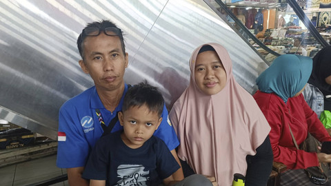 Keluarga Samtari (40) asal Petojo Utara yang membeli seragam sekolah untuk putranya yang baru masuk SD di Pasar Tanah Abang, Jakarta Pusat, Sabtu (13/7/2024). Foto: Fadlan Nuril Fahmi/kumparan