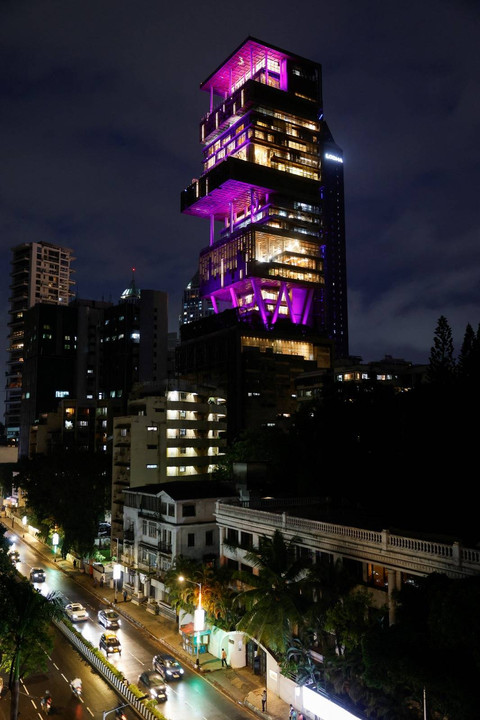 Antilia, rumah pengusaha terkaya di India Mukesh Ambani, didekorasi sebelum acara pernikahan anaknya, Anant Ambani, dengan Radhika Merchant, di Mumbai, India, Rabu (10/72024). Foto: Francis Mascarenhas/REUTERS