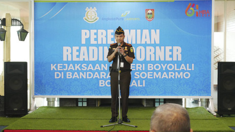 Suasana peresmian Pojok Baca oleh Kejari Boyolali di area ruang tunggu keberangkatan Bandara Adi Soemarmo, Boyolali, Jawa Tengah, Sabtu (13/7/2024). Foto: Dok. Kejari Boyolali