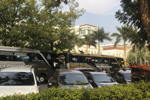 Penampakan bus pariwisata yang parkir di kawasan Lapangan Banteng, Pasar Baru, Jakarta Pusat,  pada Sabtu (13/7/2024). Foto: Robby Bounceu/kumparan