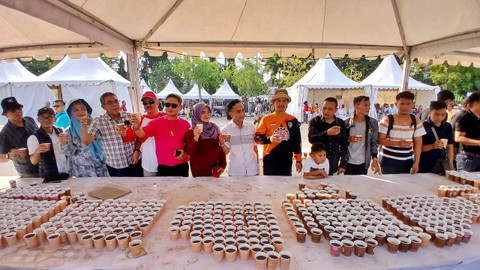 Sejumlah elemen masyarakat yang sedang mencoba kopi khas Sumsel yang terhidang di atas meja di Pelataran Benteng Kuto Besak Palembang, Sabtu (13/7) Foto: ary priyanto/urban id