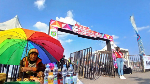 Gerbang bertema minum kopi khas Sumsel pinggir Sungai Musi yang dicanangkan Pemprov Sunsel dan Pemkot Palembang, Sabtu (13/7) Foto: ary priyanto/urban id
