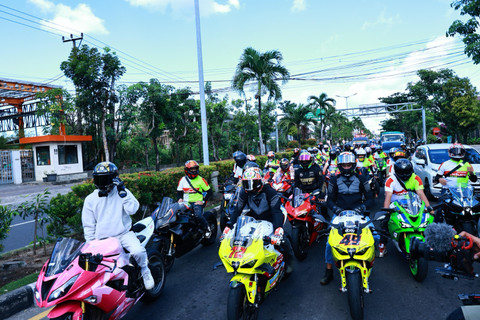 Pembalap Pertamina Enduro VR46 Racing Team, Fabio Di Giannantonio (ketiga dari kiri) dan Marco Bezzecchi (kedua dari kiri) parade bareng komunitas klub motor Bali, Sabtu (13/7/2024). Foto: Dok. Pertamina