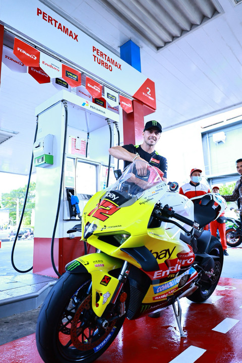 Pembalap Pertamina Enduro VR46 Racing Team, Fabio Di Giannantonio saat di SPBU 54.803.31, Sunset Road, Kuta, Bali pada Sabtu (13/7/2024). Foto: Dok. Pertamina