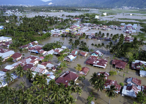 Foto udara banjir menggenangi rumah warga di Telaga Jaya, Kabupaten Gorontalo, Gorontalo, Sabtu (13/7/2024). Foto: Adiwinata Solihin/ ANTARA FOTO