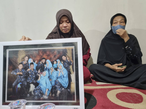 Firda Usatun Ni'mah (31) dan ibunya Luluk Maslicha (66), keluarga korban kecelakaan rombongan guru SD Darul Falah Surabaya yang kecelakaan di Boyolali, tepatnya di ruas ruas KM 498+800, tol Solo-Ngawi. Foto: Farusma Okta Verdian/kumparan
