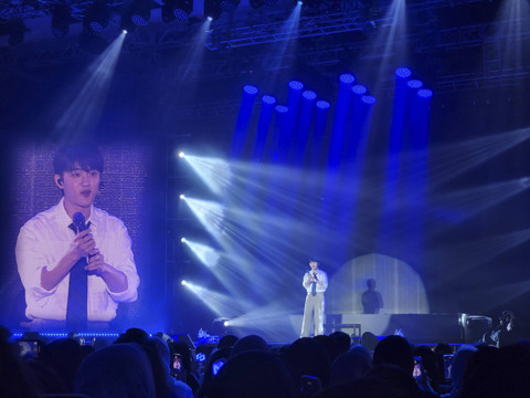 Penampilan D.O Exo saat fan concert solo bertajuk Bloom in Jakarta yang digelar di The Kasablanka Hall, Sabtu (13/7/2024) Foto: Ela Nurlaela/kumparan