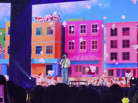 Penampilan D.O Exo saat fan concert solo bertajuk Bloom in Jakarta yang digelar di The Kasablanka Hall, Sabtu (13/7/2024) Foto: Ela Nurlaela/kumparan