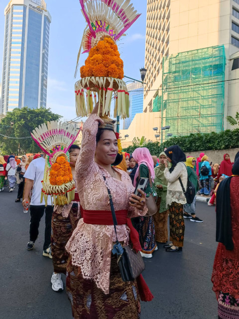 Berkebaya di CFD Jakarta Pusat, Minggu (14/7/2024). Foto: Hedi/kumparan