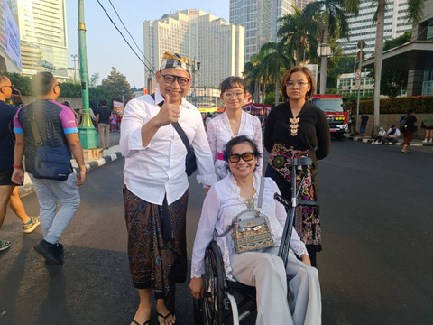 Keluarga Ira Averrouce dari DWP KemenpanRB, ikut serta berkebaya di CFD, Minggu (14/7/2024). Foto: Hedi/kumparan