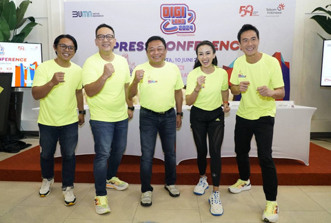 (Kiri ke kanan) Director D&D Sport, Dardityo Santoso; SVP Corcomm & Investor Relation Telkom, Ahmad Reza; Dirut Telkom, Ririek Adriansyah; Brand Ambassador Digiland Run 2024, Melanie Putria dan Daniel Mananta di Press Conference Digiland Run 2024. Foto: Telkom