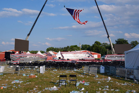 Sebuah lokasi acara kampanye untuk calon presiden dari Partai Republik, mantan Presiden Donald Trump, kosong dan dipenuhi puing-puing pada hari Sabtu (13/7/2024) waktu setempat. Foto: Evan Vucci/AP Photo