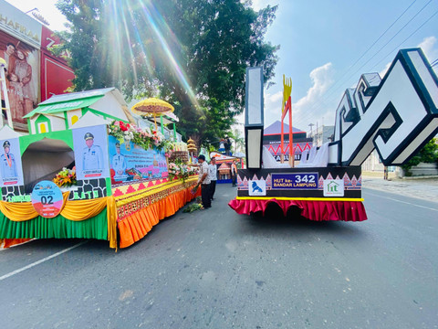 Kendaraan Hias di Jalan Jenderal Sudirman, Bandar Lampung, Minggu (14/7/2024) | Foto: Roza Hariqo / Lampung Geh