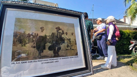 Edukasi sejarah yang dilakukan dinas arsip daerah dengan memajang foto tokoh Sumsel A.K Gani bersama istri di Taman Kambang Iwak Palembang, Minggu (14/7) Foto: ary priyanto/urban id