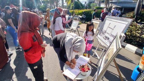 Antusiasme warga yang ingin melihat deretan foto bersejarah yang menjadi kegiatan edukasi sejarah oleh dinas arsip daerah Sumsel, Minggu (14/7) Foto: ary priyanto/urban id