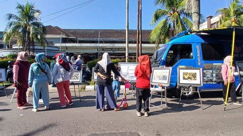 Sejumlah foto berisi momen sejarah Kota Palembang dipajang di depan Hotel Swarna Dwipa. Kegiatan yang digelar di Taman Kambang Iwak itu merupakan bagian dari program edukasi sejarah yang dilakukan dinas arsip daerah Sumatera Selatan, Minggu (14/7) Foto: ary priyanto/urban id