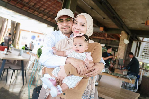 Raffi Ahmad dan Nagita Slavina adopsi bayi perempuan. Foto: Instagram/raffinagita1717