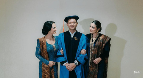 Momen Wisuda Azriel Hermansyah. Foto: Instagram/azriel_hermansyah